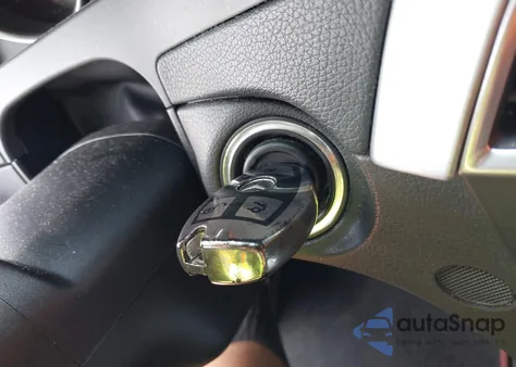 2014 Mercedes-Benz C 250 z USA, uszkodzony, nr VIN WDDGJ4HB9EG289201